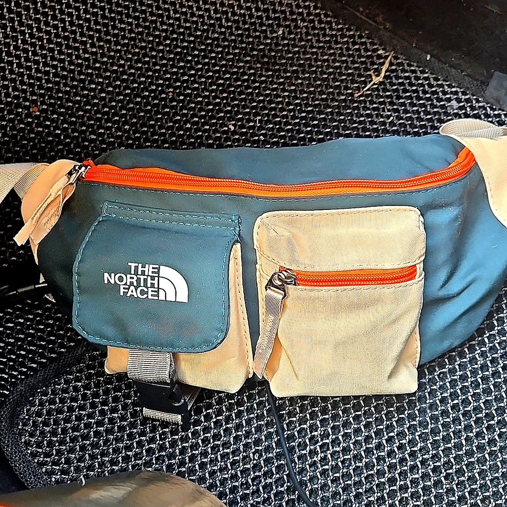 NWT Large THE NORTH FACE sling Bag Unisex!